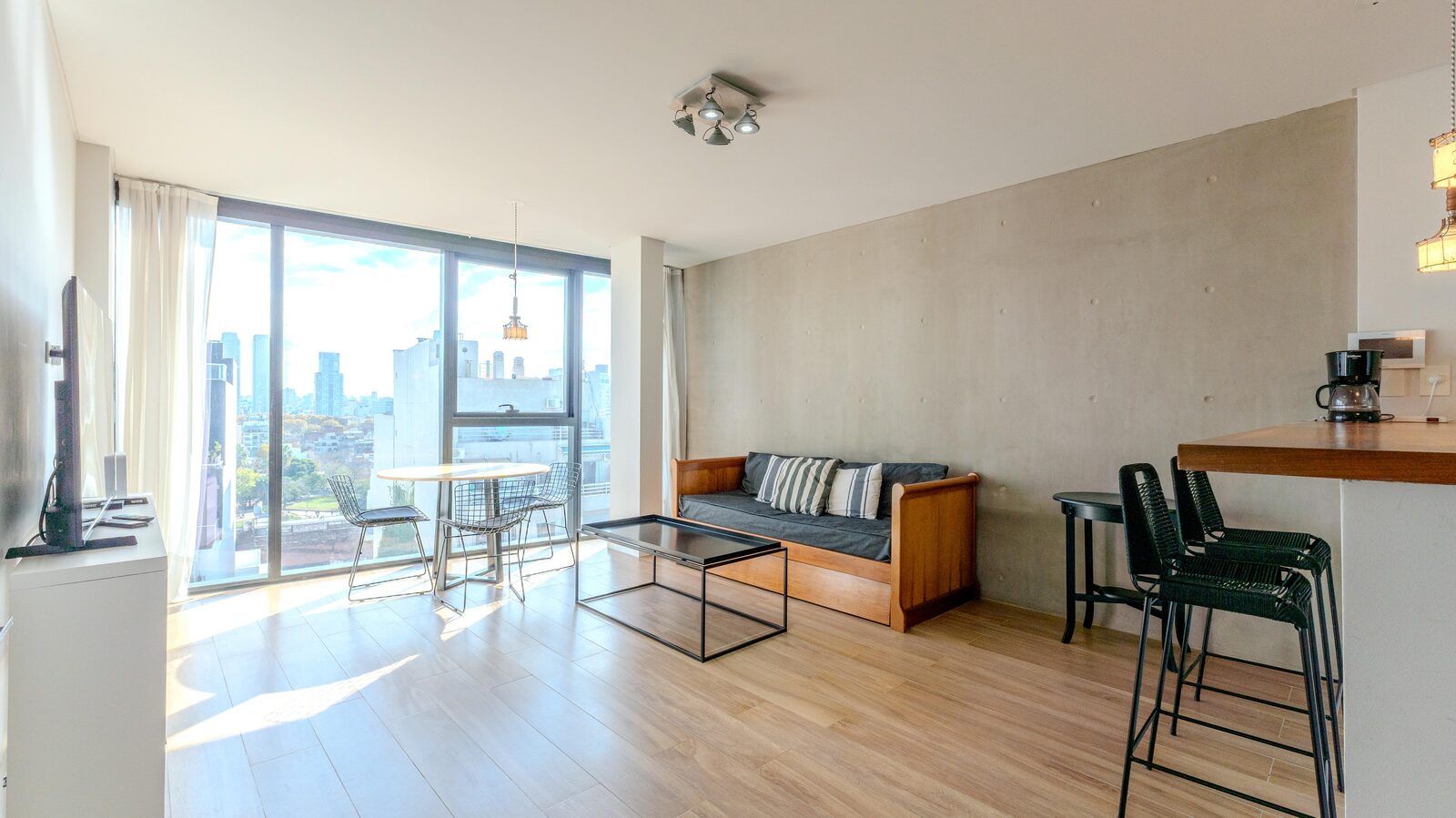 Living con ventanal a la ciudad
